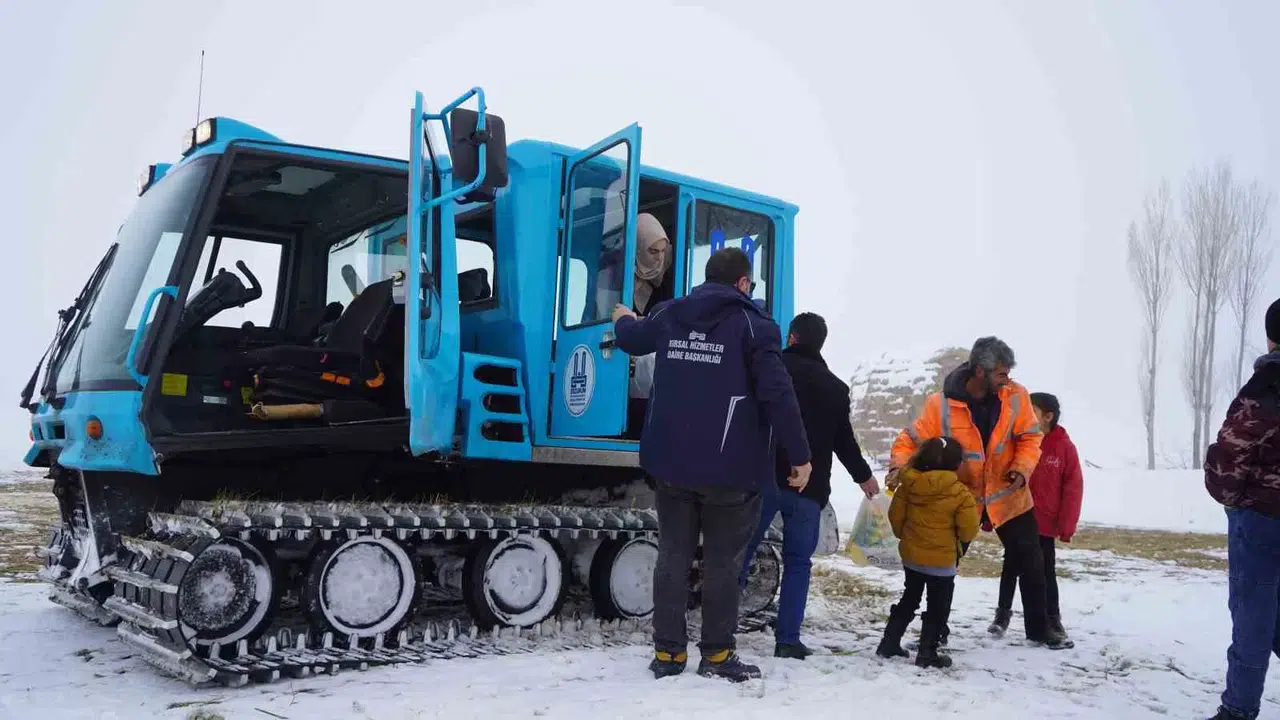 Karda Mahsur Kalan Öğrencilerin Yardımına Takımlar Ulaştı