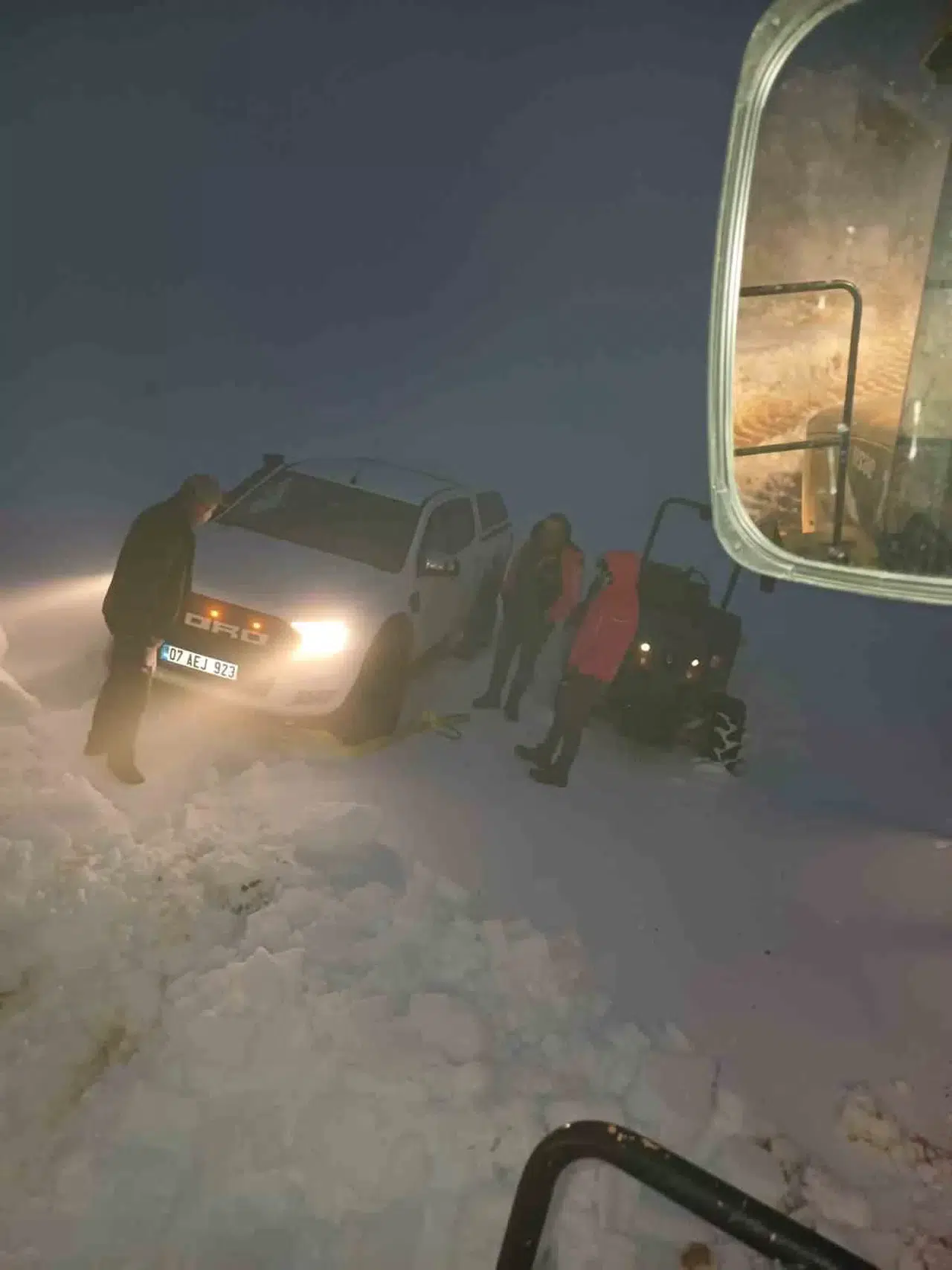 Karda Mahsur Kalanları Büyükşehir Grupları Kurtardı