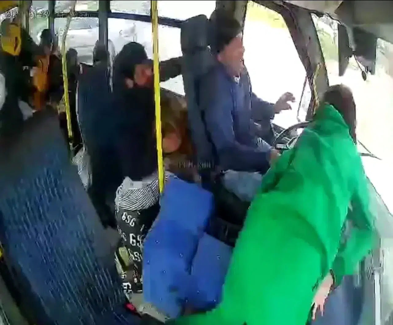 Karsan Marka Minibüs ile Tofaş Marka Arabanın Çarpışması Kamerada