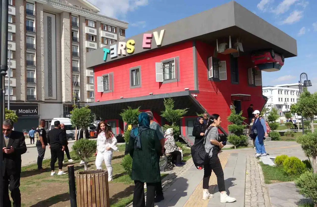 Karşıt Konutu 300 Bin Kişi Ziyaret Etti