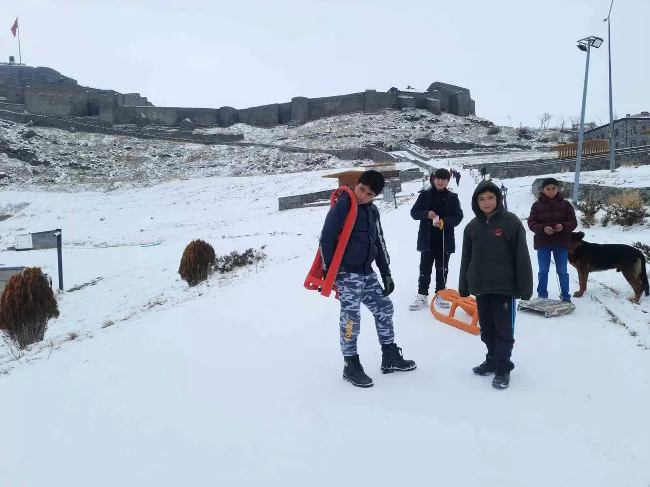 Kars’ta Çocukların Düşe Kalka Kızak Keyfi