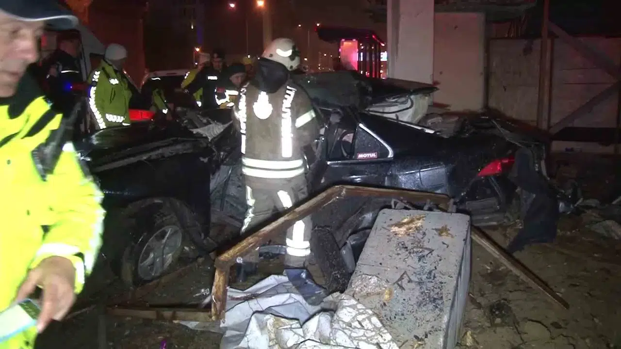 Kartal’da Denetimden Çıkan Araç Üst Geçidin Direğine Çarptı: 1 Meyyit, 1 Ağır Yaralı