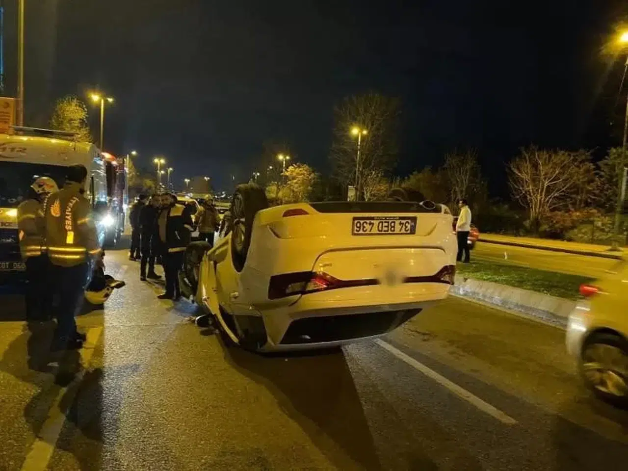 Kartal’da Virajı Alamayan Araba Takla Attı: 2 Yaralı