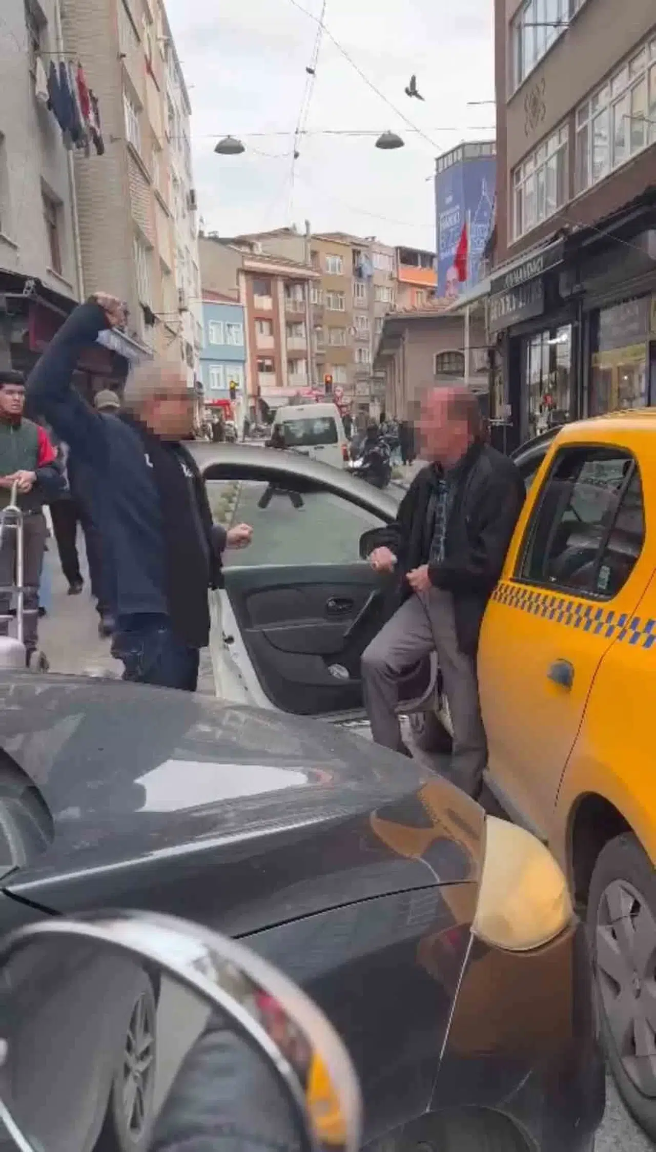 Kasımpaşa’da Taksiciyle Yumruklu Yol Verme Hengamesi Kamerada: “10 Kişi Bir Adama Mı Giriyorsunuz”