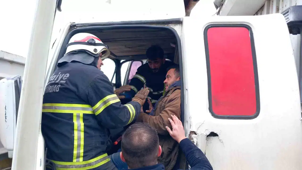 Kaza Sonrası Sıkışan Kamyon Sürücüsünü İtfaiye Kurtardı