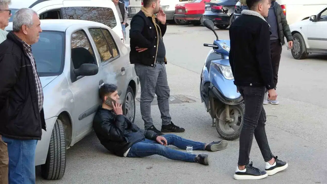 Kaza Yapan Motosiklet Şoförü Yattığı Yerde Ambulansı Sigara İçerek Bekledi