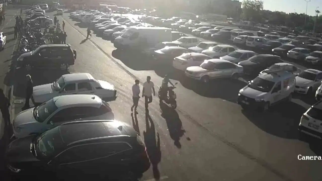 Kendini "Polis" Olarak Tanıtıp 2 Motosikleti Çaldı