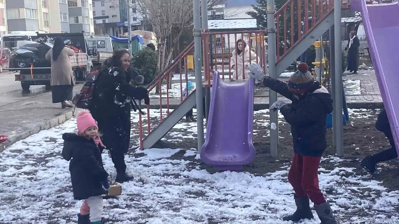 Kent Beyaza Büründü, Çocuklar Karın Tadını Doyasıya Çıkardı