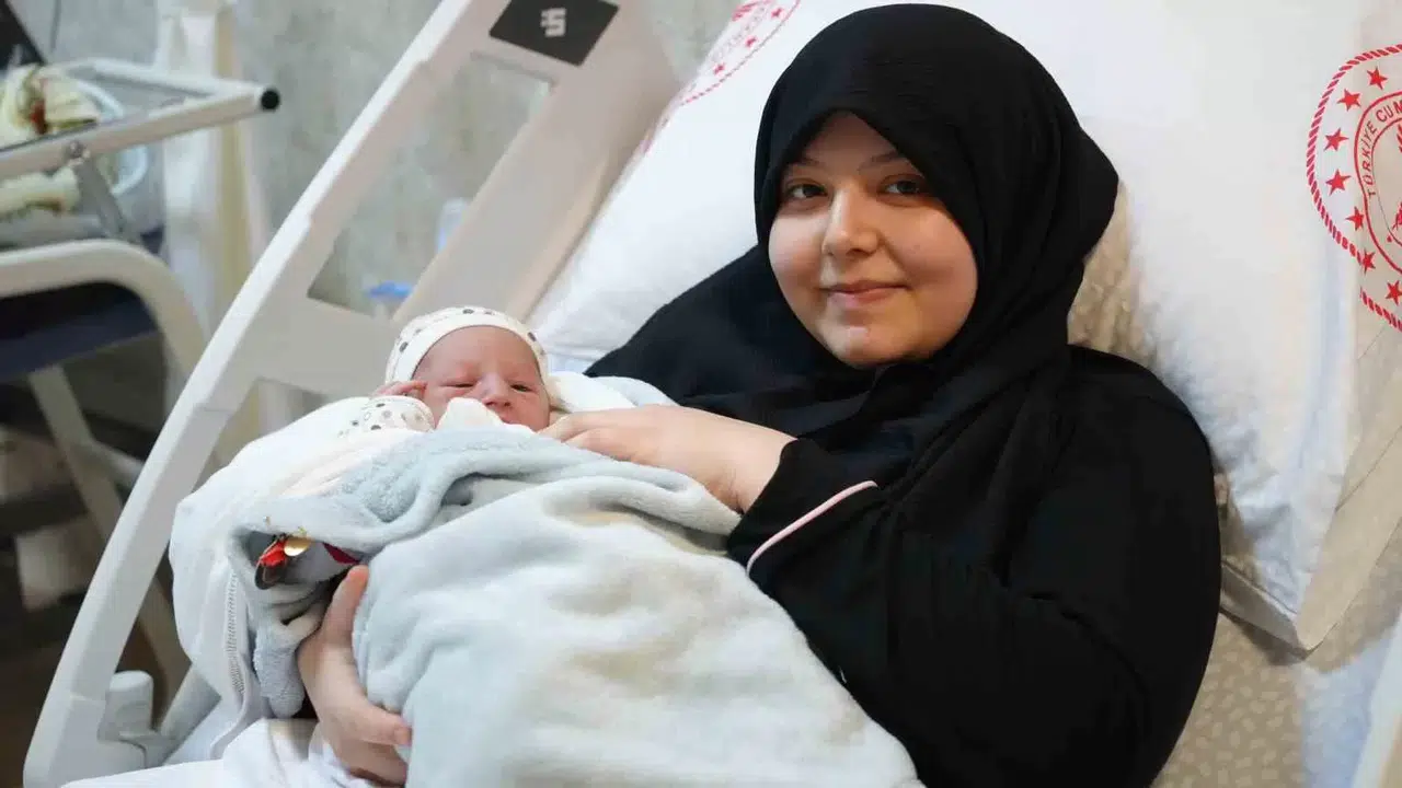Kırıkkale’de 2023 Yılının Son Bebekleri Dünyaya Geldi: Biri Anne Kucağında, Oburu Kuvözde Yeni Yıla Girdi