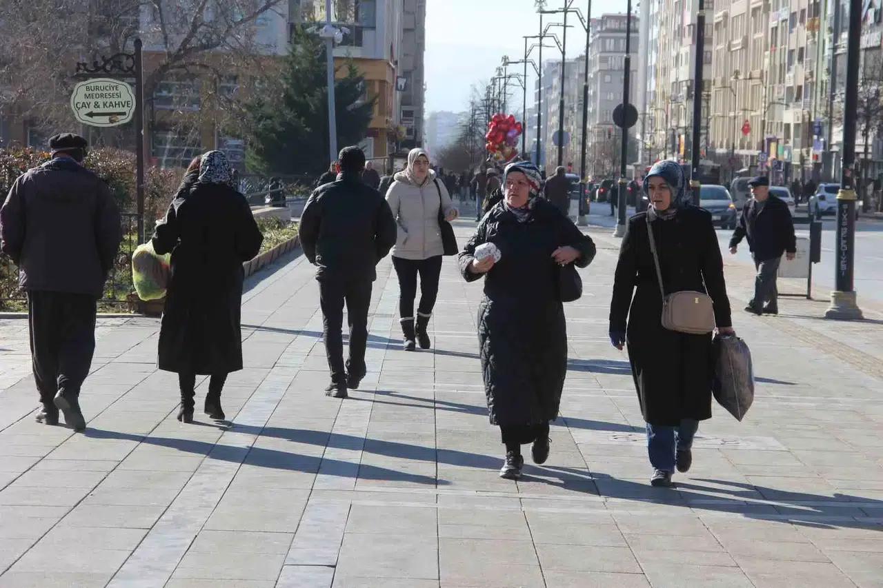 "Kısaltmalar ve Sık Kullanılan Emojiler Lisanımızı Kirletiyor"