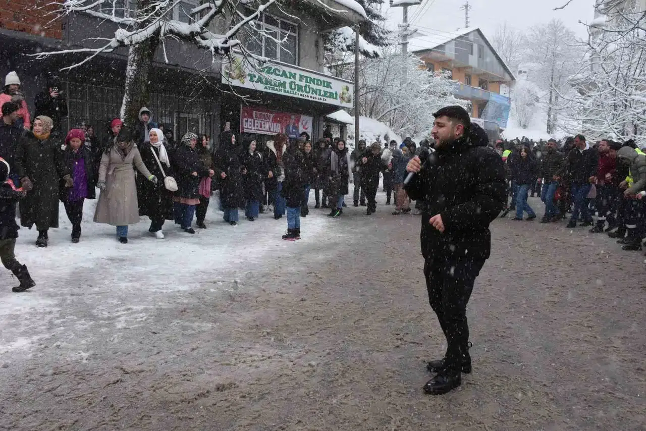 Klasik Olan Şenlikte 1 Ton Hamsi Pişti, 7’den 70’e Yüzler Güldü