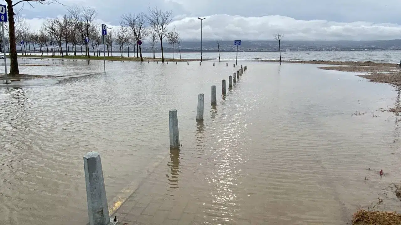 Kocaeli’de Deniz Taştı, Kıyı Bandı Suyla Doldu