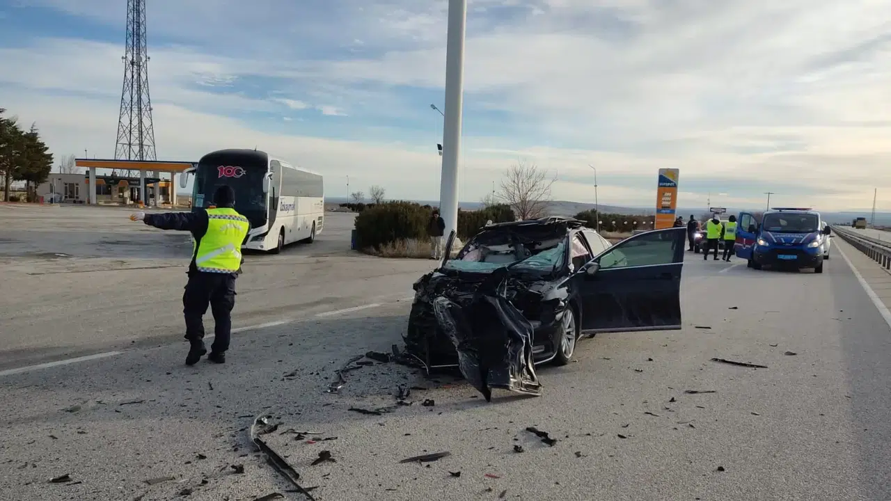 Konya’da Araba Kamyona Çarptı: 2 Yaralı