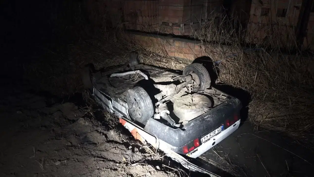 Köpeğe Çarpmamak İçin Hareket Yapan Tofaş Araba Sulama Kanalına Uçtu: 3 Yaralı