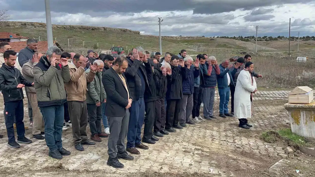 Köy Merkezinde Bedeninin Modülleri Bulunan Nazmi Önal’ın Cenazesi Çocuk Tabutuyla Toprağa Verildi