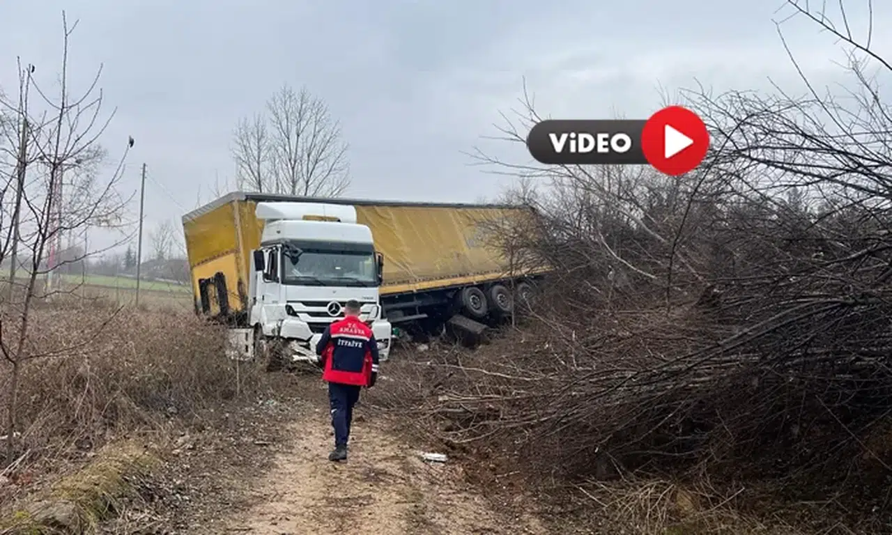Çorum Yolunda Tır Devrildi