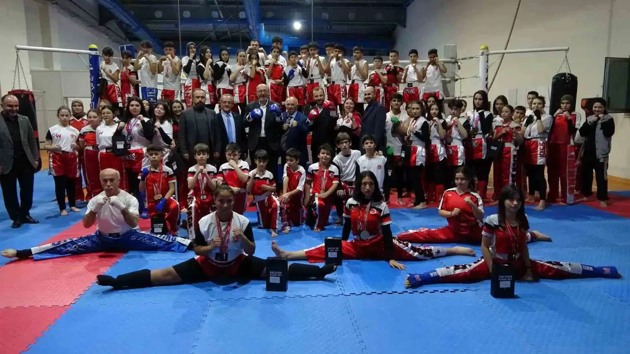 Kütahya’da Kick Boksta Ulusal ve Milletlerarası Müsabakalarda Muvaffakiyet Elde Eden Atletler Ödüllendirildi