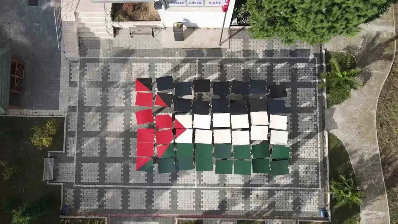 Liseli Öğrencilerden Filistin’e Takviye İçin Bayraklı Koreografi