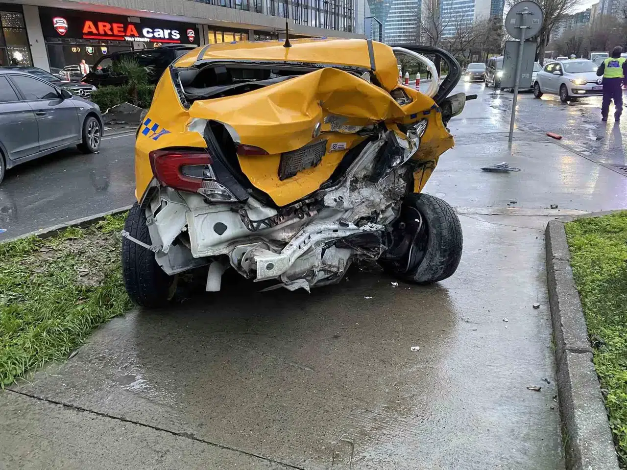 Lüks Aracın Denetimden Çıkmasıyla Zincirleme Kaza Oldu: 1 Yaralı