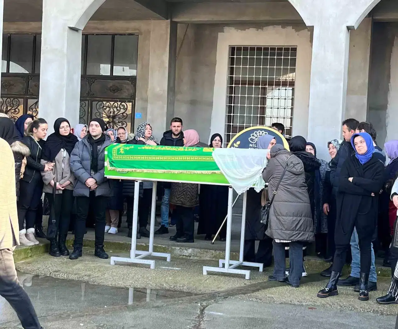 Lüks Rezidansın 10. Katından Düşerek Hayatını Kaybeden Genç Bayan Toprağa Verildi