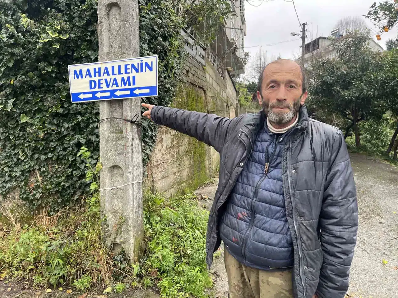 Mahallenin Devamını Tabelayla Gösteriyor