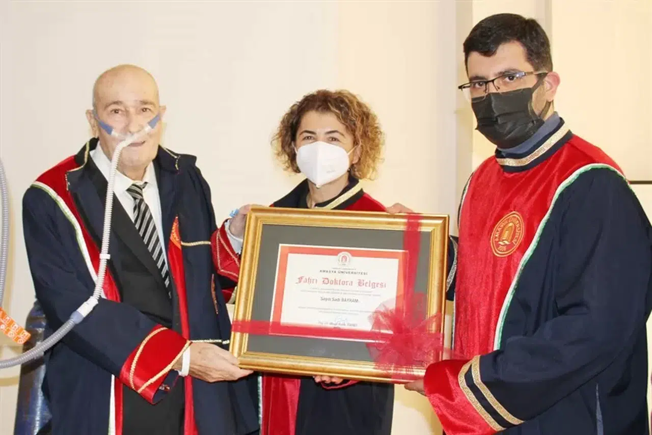 Muharrir Sadi Bayram’a Hastane Odasında Fahri Doktora Verildi