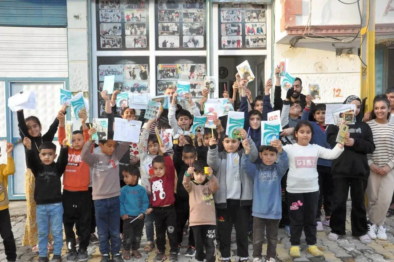 Muhtar Amcadan Çocuklara Karne Armağanı