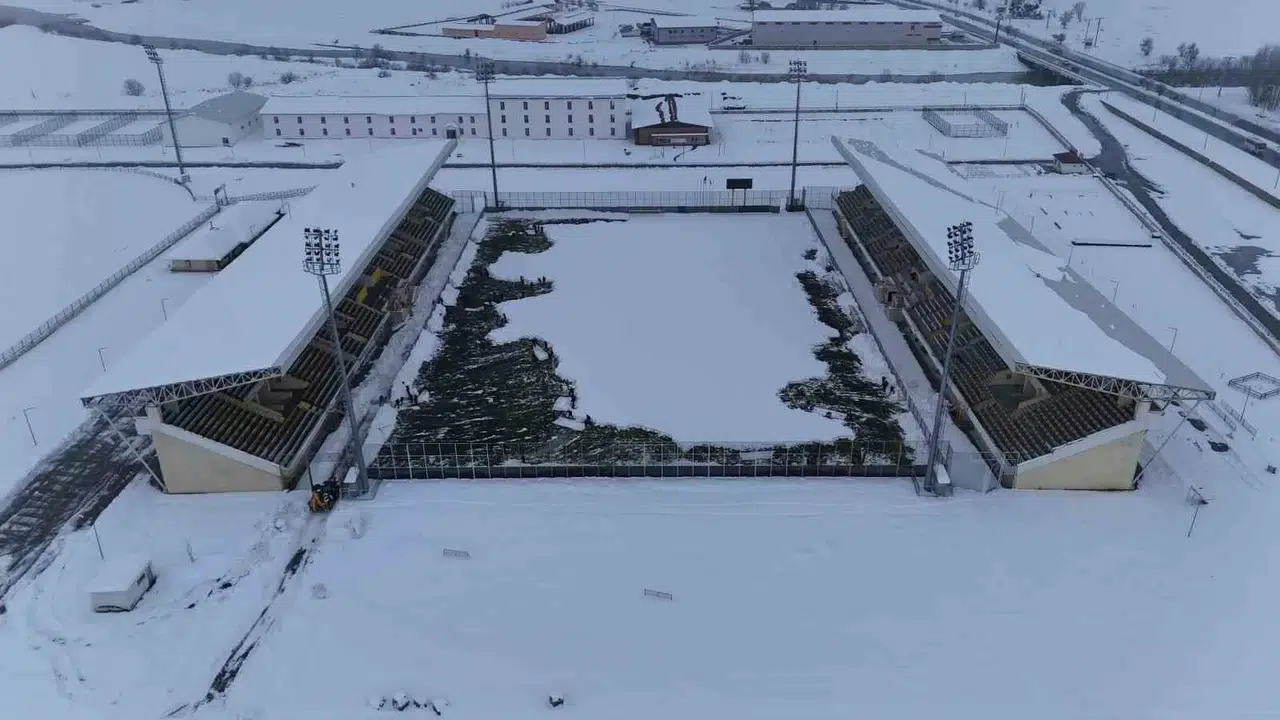 Muşlular Maç İptalini Önlemek İçin Küreklerle Stadyumu Temizledi