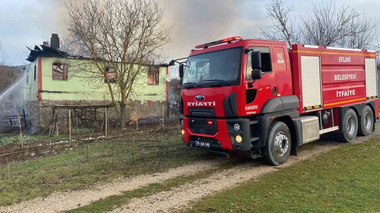 Odaya Koyduğu Kül İki Katlı Meskeni Yaktı