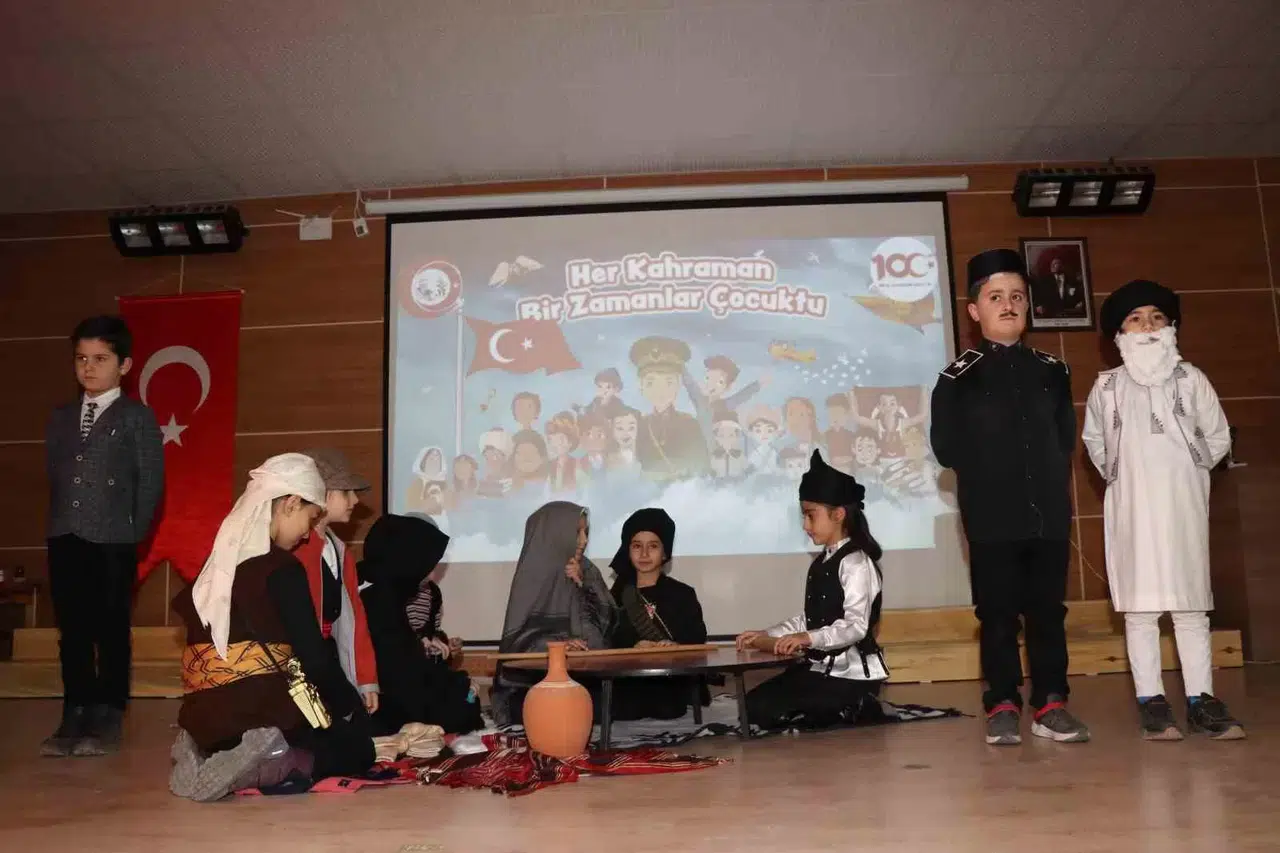 Öğrenciler "Tarih Yazan Çocuklar" Programı ile Beğeni Topladı