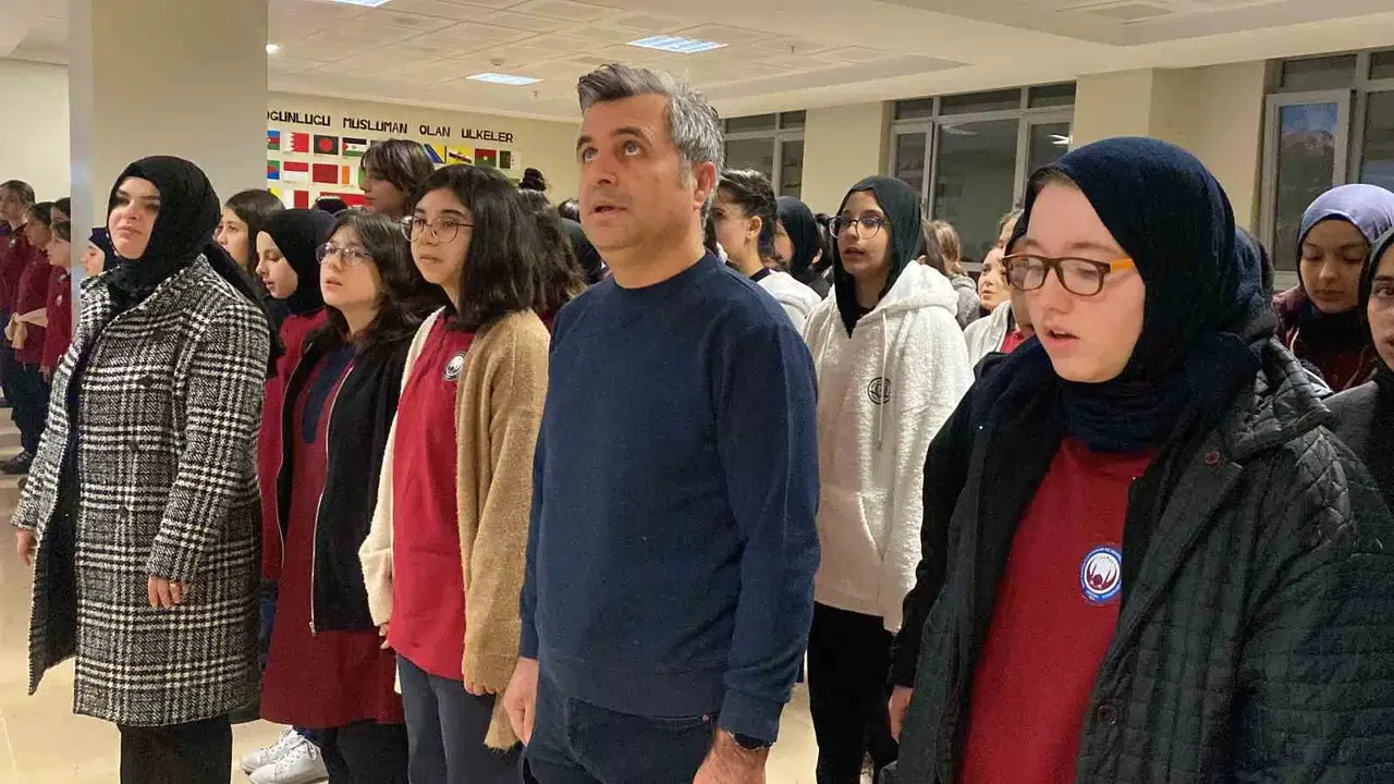 Öğrencilerden Şehitler İçin Hürmet Duruşu