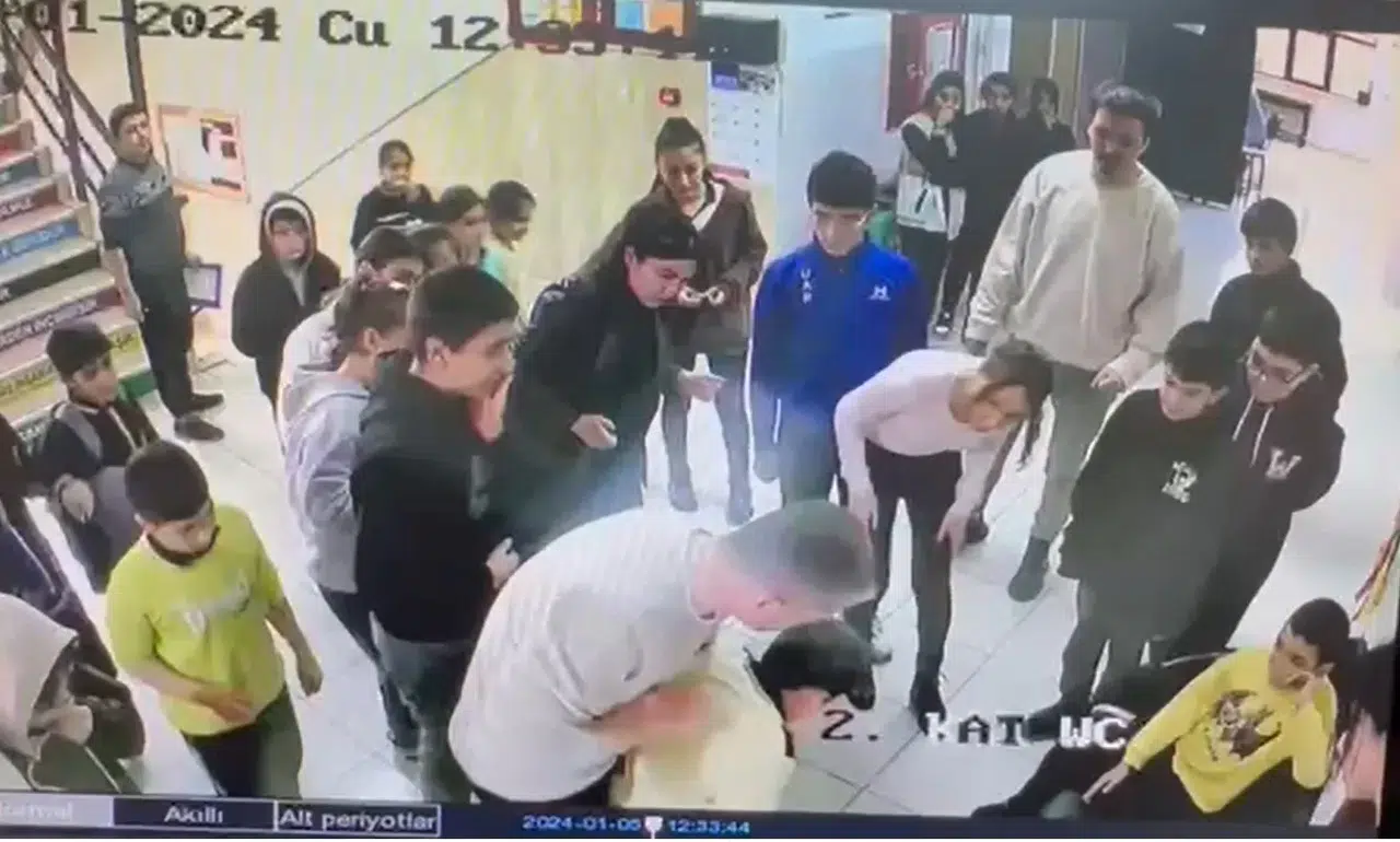 Okul Müdürünün Heimlich Hareketi Öğrencinin Hayatını Kurtardı
