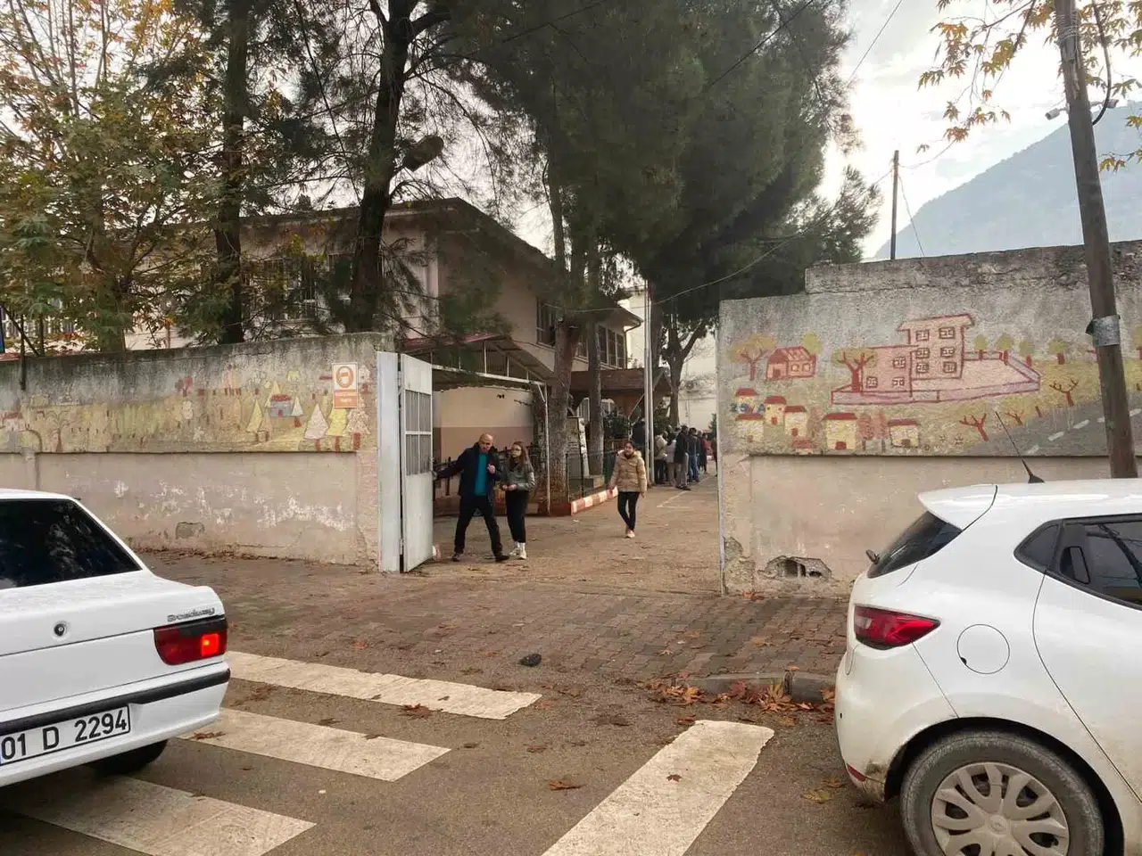 Okulda Çıkan Yangın Paniğe Neden Oldu
