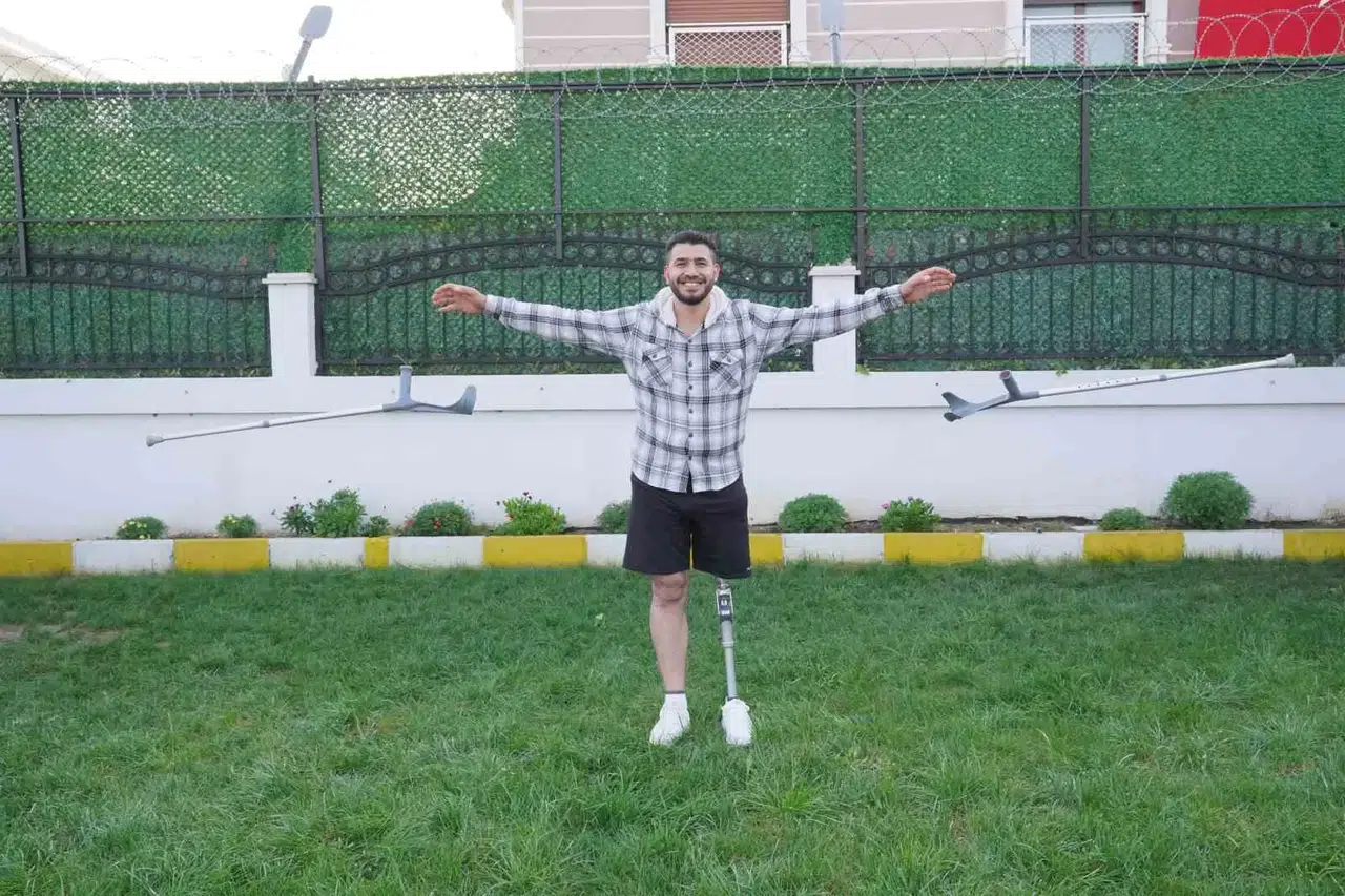On Sene Sonra Yürümenin Memnunluğunu Yaşıyor: Uçak Bombasıyla Kaybettiği Bacağına Protezle Kavuştu