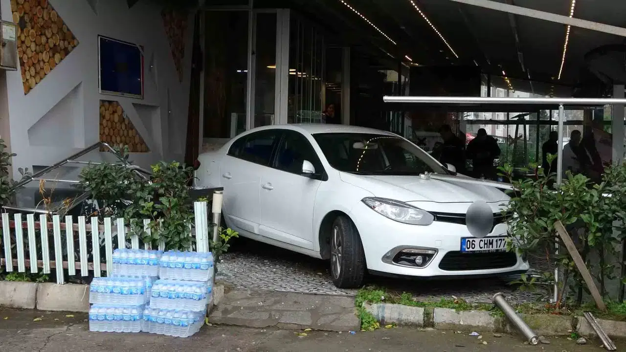 Ordu’da Araba Kafe Bahçesine Daldı: 3 Yaralı