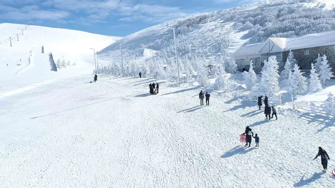 Ortopedi Uzmanı Uyardı: "Kayakta Kolay Yaralanmalar Büyük Sakatlıklara Yol Açabilir"