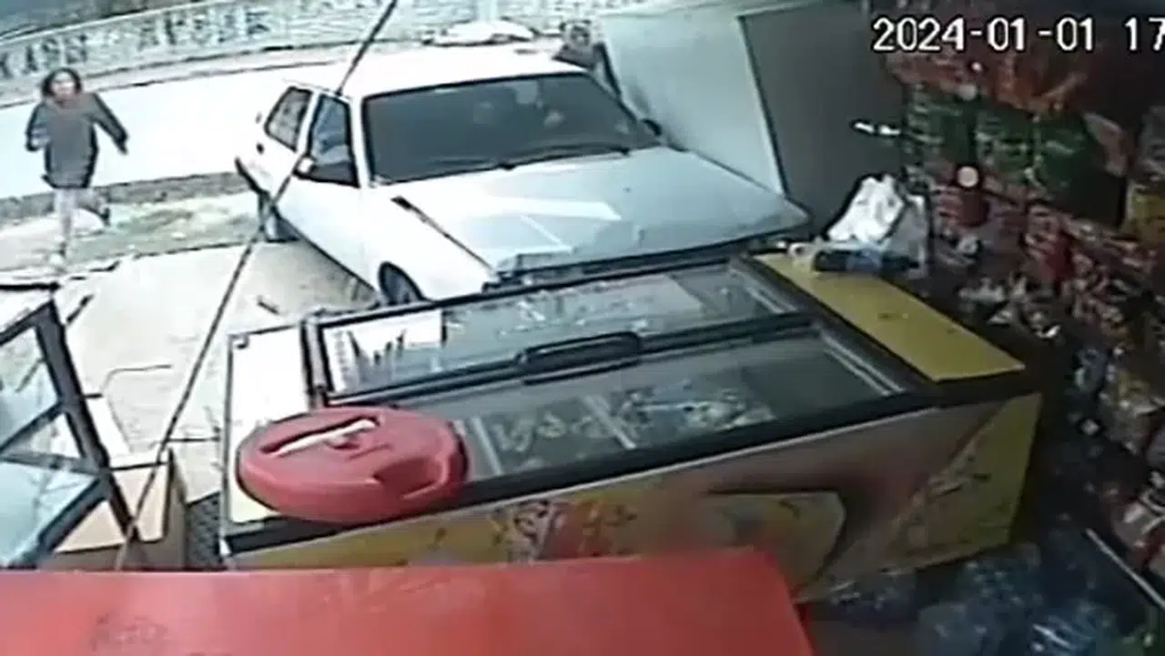 Otomobil Kullanmayı Öğrenen Şoför Büfeye Daldı