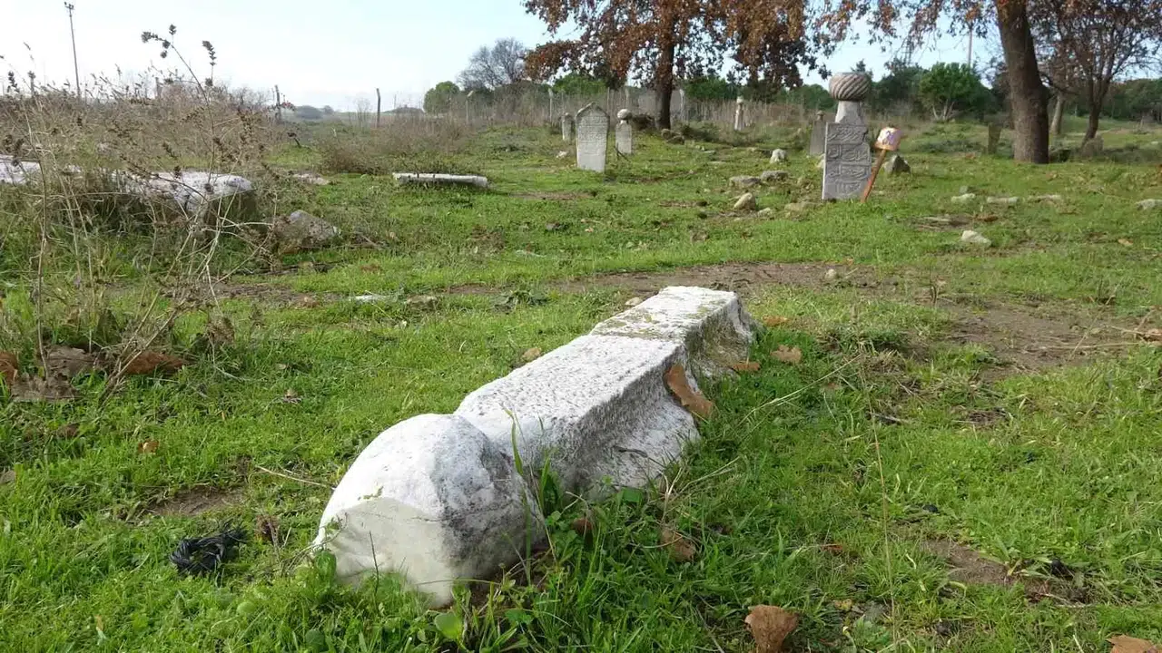 (Özel) Çanakkale’de Tarihi Mezarlık Harabeye Döndü