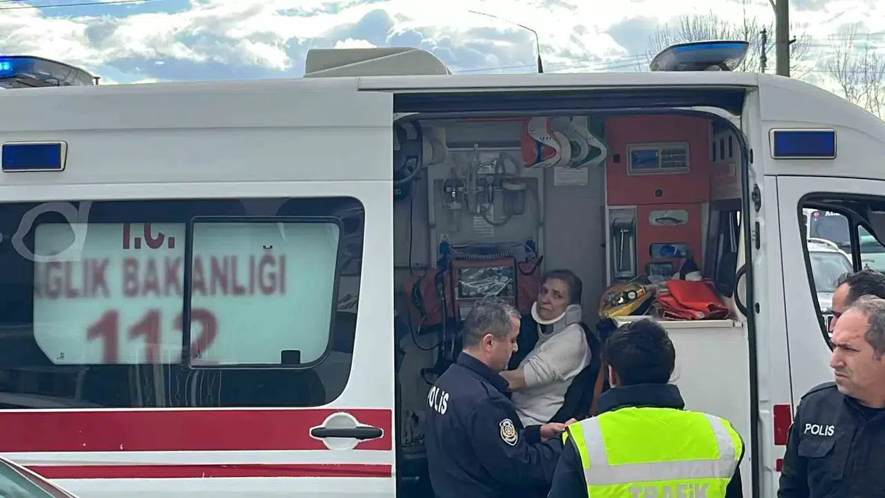 Özel Halk Otobüsü ile Belediye Otobüsü Çarpıştı: 6 Yaralı