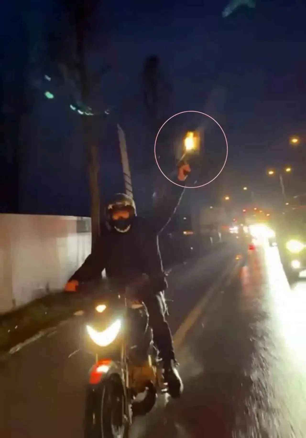 ‘Pes’ Dedirten Manzara: Seyir Halindeki Motosikletten Havaya Ateş Açtı