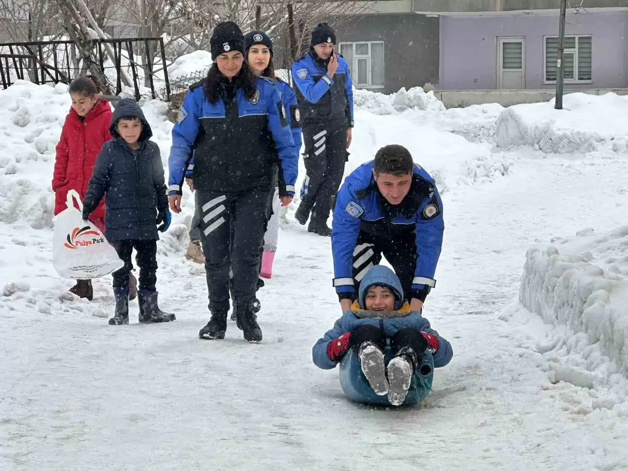 Polisler Çocuklarla Karda Kaydı, Kar Topu ve Futbol Oynadı