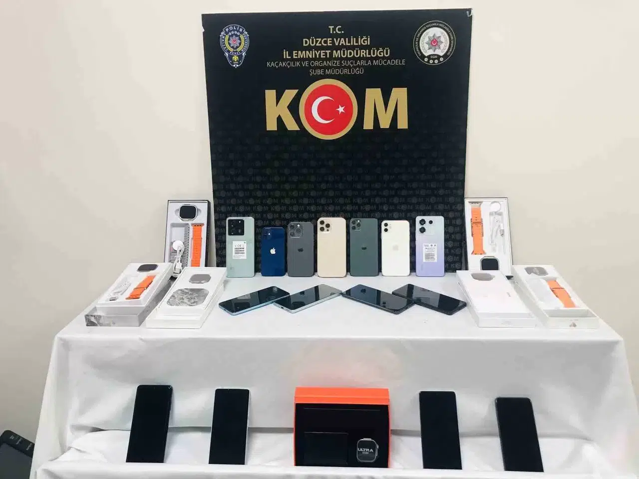 Polisten Kaçak Cep Telefonu Operasyonu