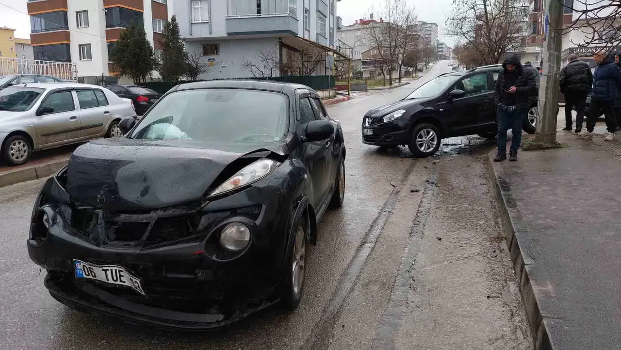 Samsun’da 2 Araba Çarpıştı: 2 Yaralı