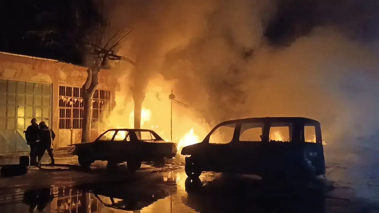 Sanayi Sitesindeki Yangında İş Yeri ve İki Araba Kül Oldu