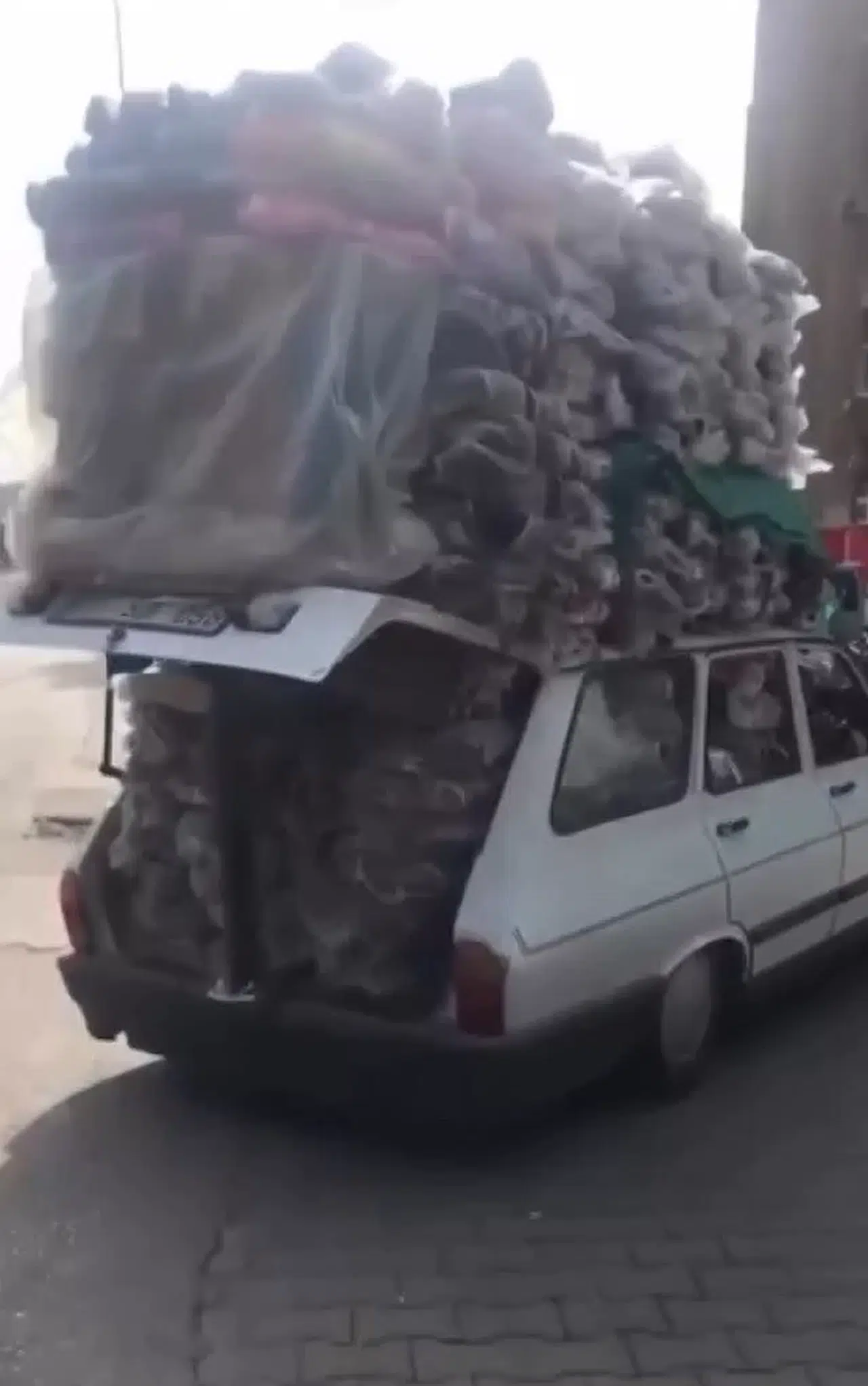 Şanlıurfa’da Araba Taşıdığı Yükle Kamyonetlere Baş Tuttu
