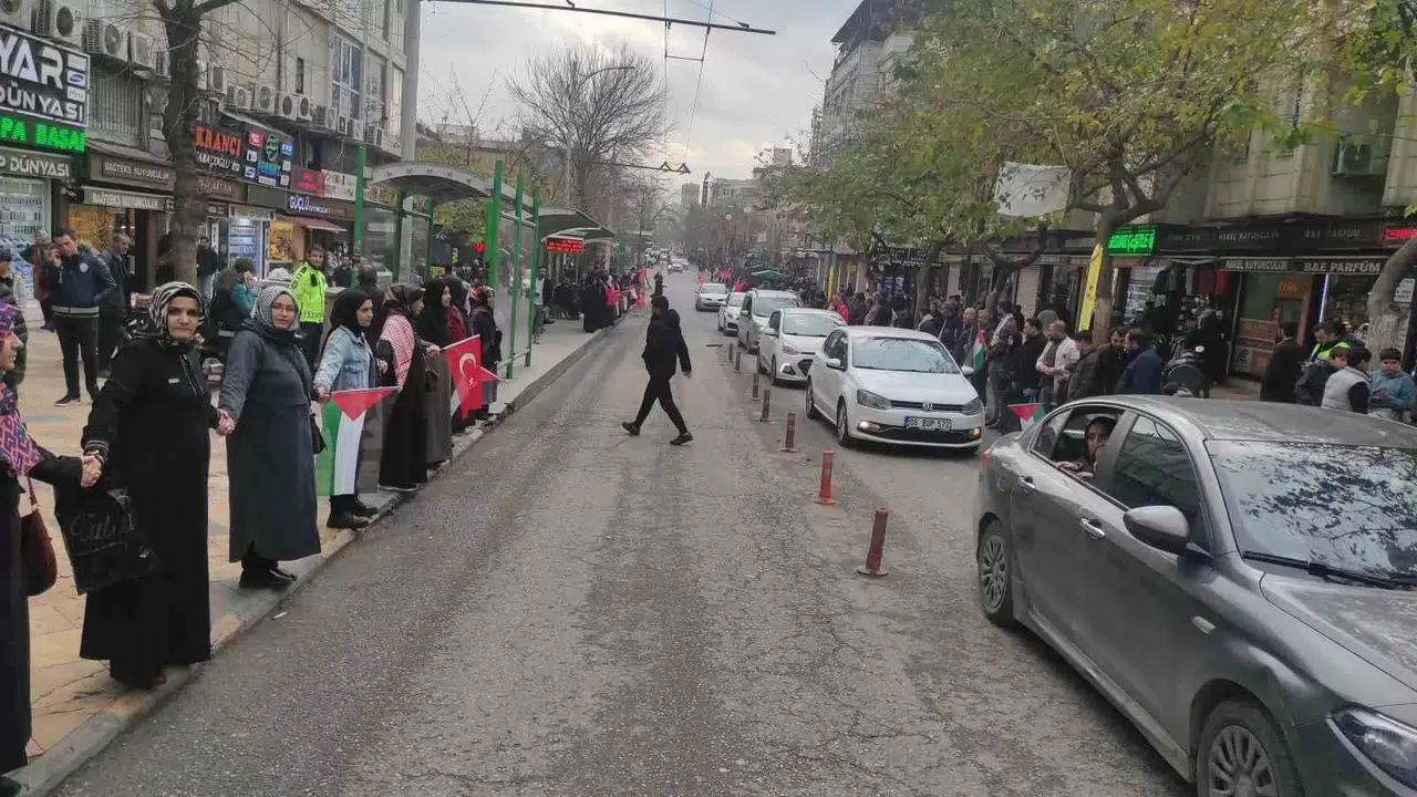 Şanlıurfa’da Gazze İçin İnsan Zinciri Oluşturuldu