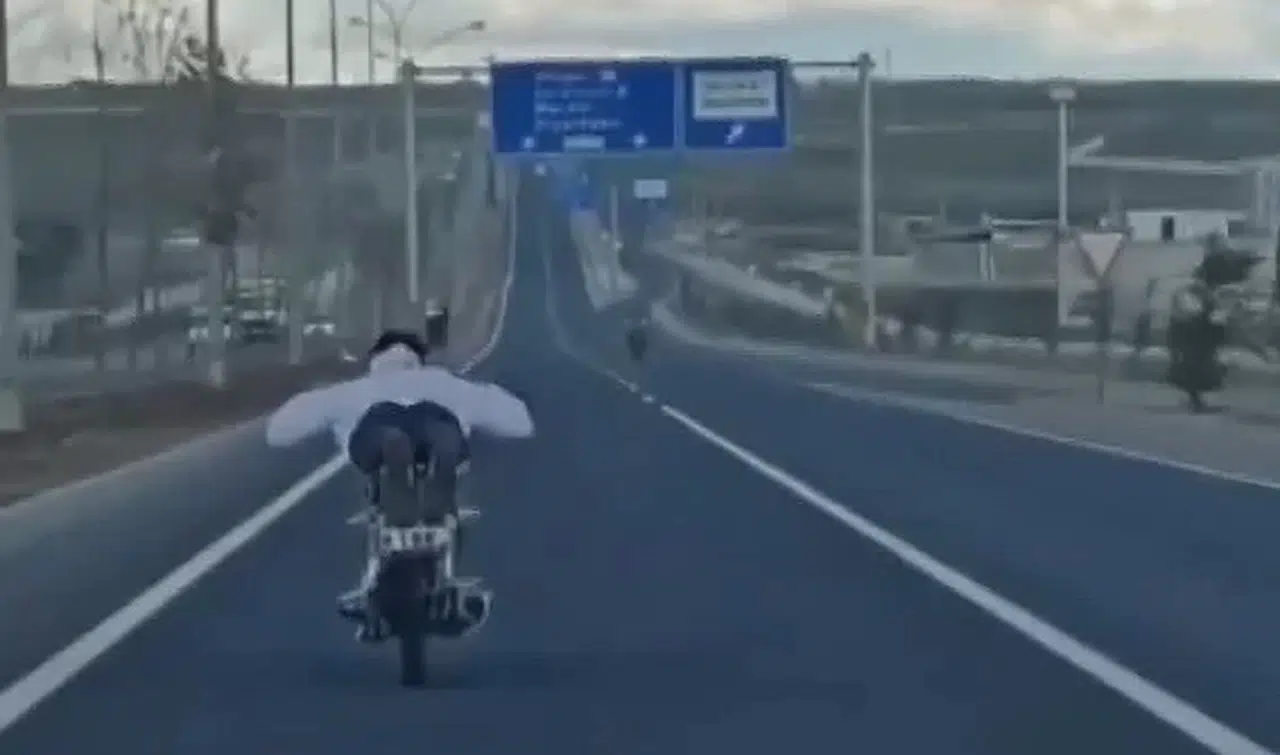 Şanlıurfa’da Yüzüstü Uzanarak Motosiklet Kullanan Şoför Kameraya Yansıdı