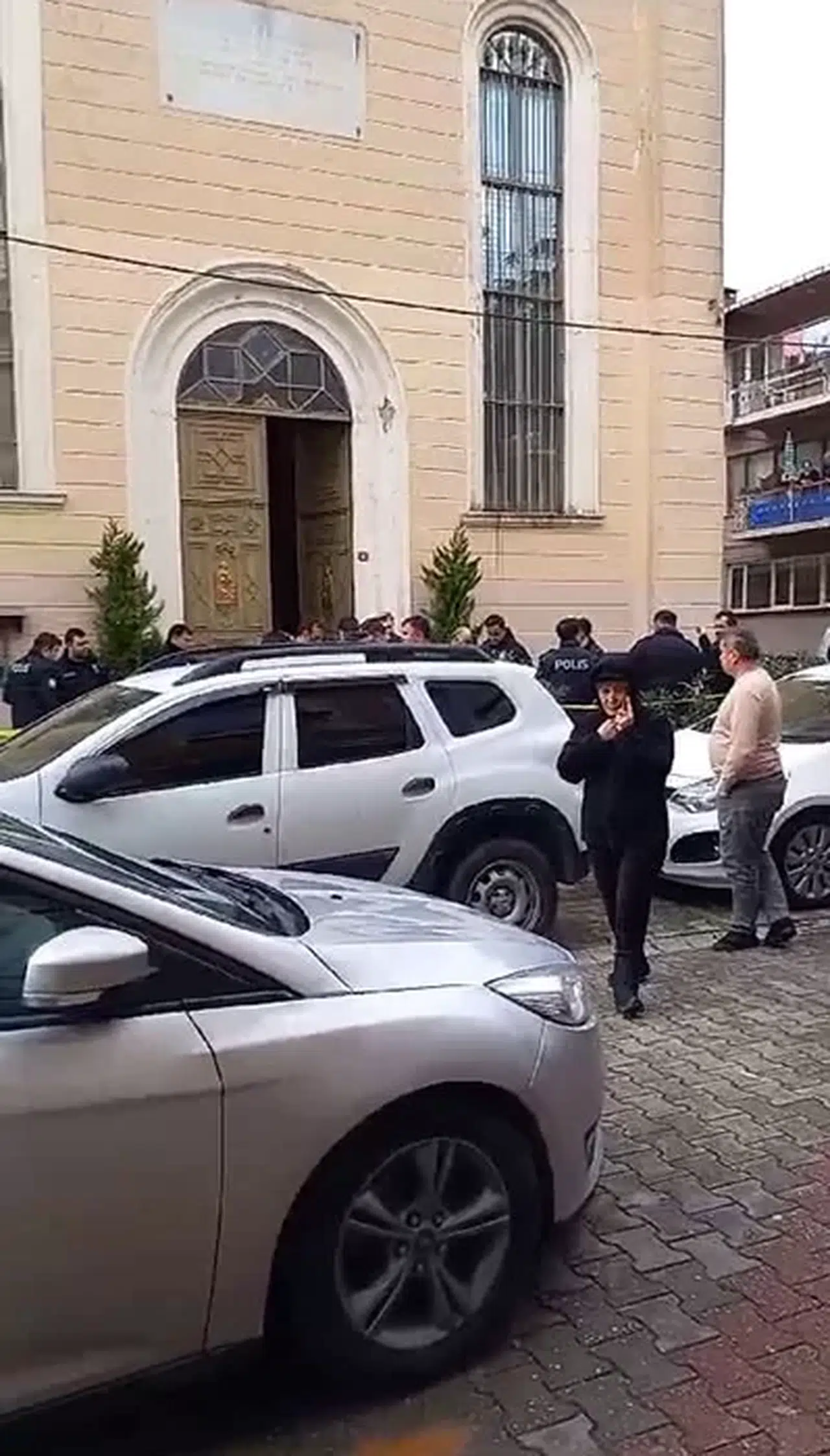 Sarıyer’de Bulunan Santa Maria İtalyan Kilisesi’nde Pazar Ayini Sırasında Silahlı Akın Gerçekleşti. Olay Yerine Çok Sayıda Polis ve Sıhhat Takımı Sevk Edildi.