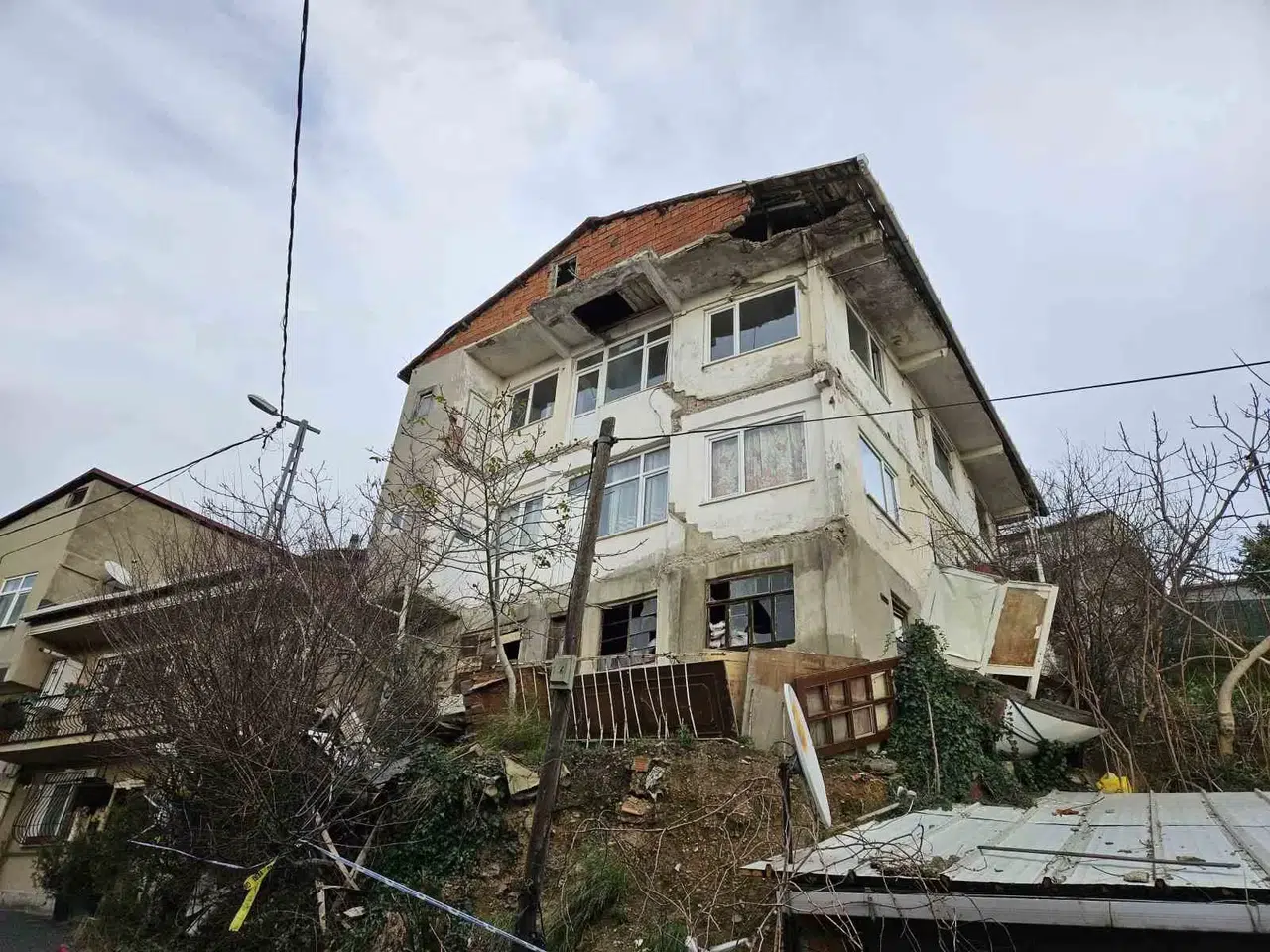 Sarıyer’de Yıkılma Tehlikesi Olan 50 Yıllık Bina Korkutuyor: "Çöp Atmaya Çıkarken Üstüme Gelecek Diye Endişeleniyorum"