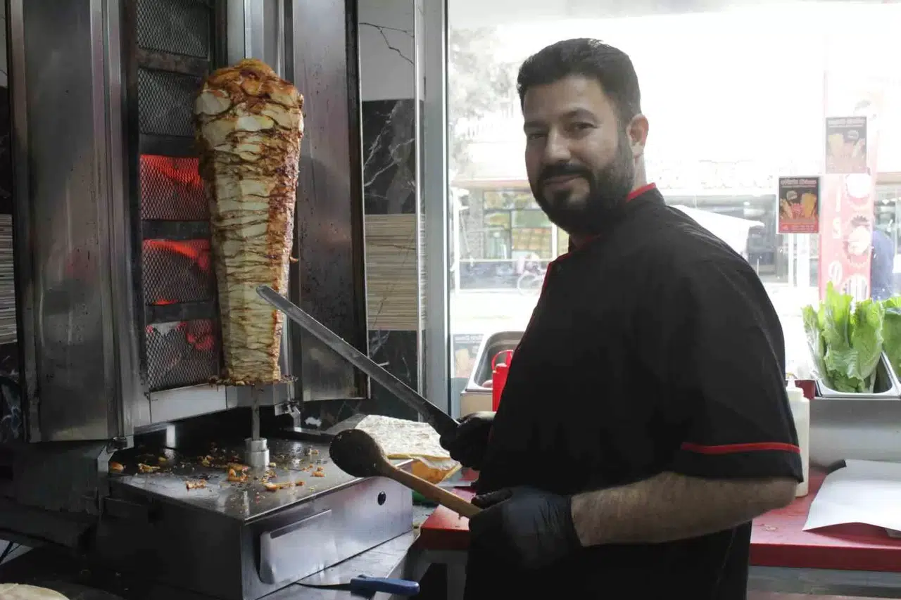 Sarsıntıda Konutunu ve İş Yerini Kaybeden Esnaf Yine Hayata Tutundu